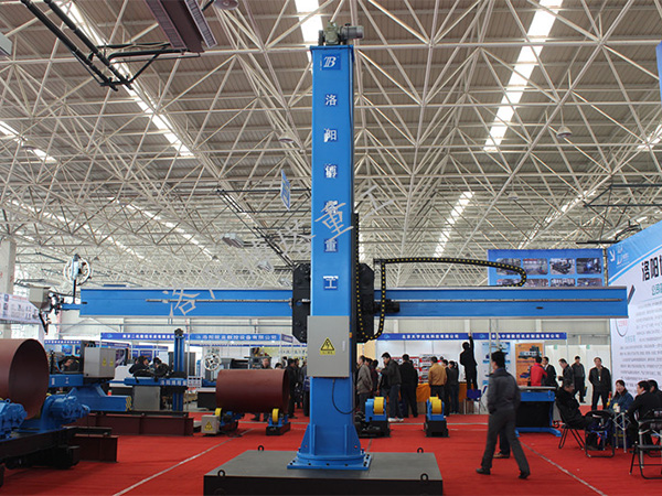 博塔電動(dòng)回轉(zhuǎn)電動(dòng)行走操作機(jī)